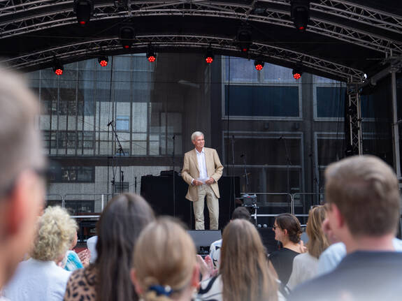 Michael Otto hält eine Ansprache