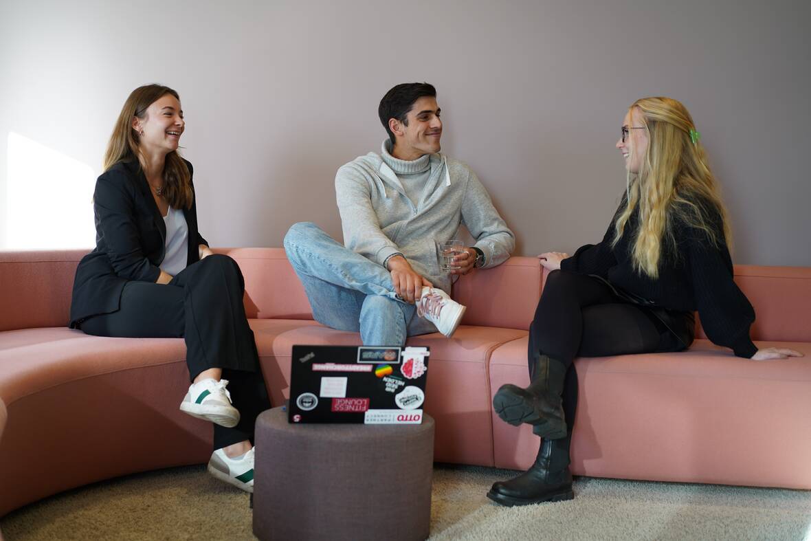 Der Zusammenhalt der Azubis bei OTTO ist etwas ganz Besonderes. Bei uns erlebst du ein hilfsbereites Netzwerk, das sich über die Jahre durch viele After-Works, Veranstaltungen und Azubi-Projekte festigt. Hier werden Kolleg*innen zu Freund*innen.