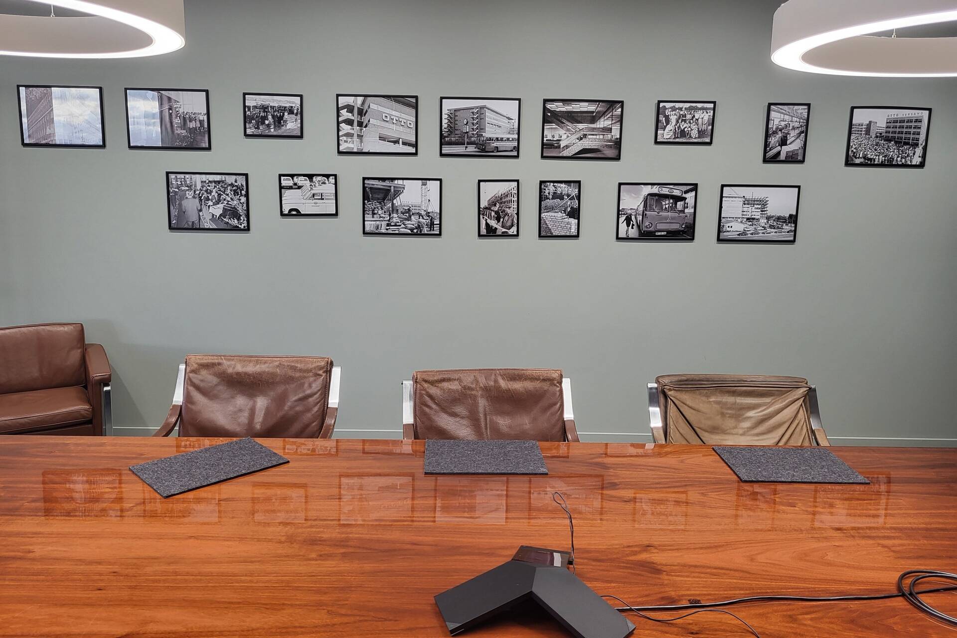 Der Meetingraum „Elbe“ ist in seiner Gestaltung einzigartig: An dieser Wand hängen Fotos aus der Unternehmensgeschichte, an der anderen Wandseite ist ein Zeitstrahl mit den wichtigsten historischen Ereignissen angebracht. 