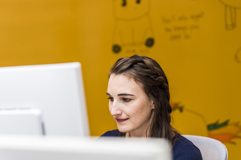 Unsere Kollegin Sarah arbeitet in der IT Unsere Kollegin Sarah arbeitet in der IT