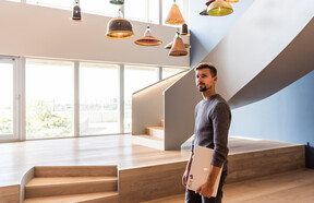 Person im Hauptgebäude des OTTO-Campus