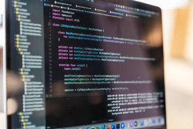 Die Vielfalt unserer Aufgaben ergibt einen stark heterogenen Technologieeinsatz, welcher sich von Team zu Team unterscheidet. Wir experimentieren gerne mit neuen Technologien und Programmiersprachen und wägen den Nutzen für uns ab.