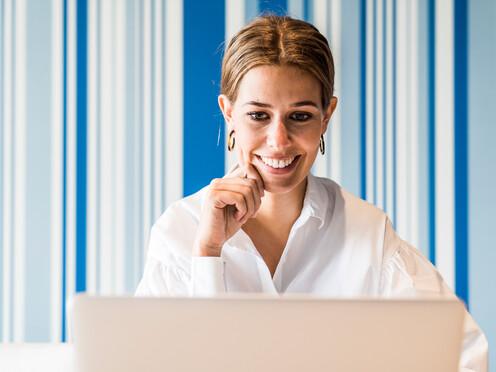 OTTO-Mitarbeiterin lächelt