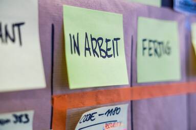 Better sorry than safe: Wir arbeiten hochgradig agil nach dem Prinzip „Test & Learn“ und halten uns nicht immer an ein bestimmtes Framework wie Kanban oder Scrum, sondern passen die Prozesse durch Retrospektiven kontinuierlich an.