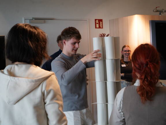 Station "Schiefer Turm von Pisa" bei der Campus-Ralley