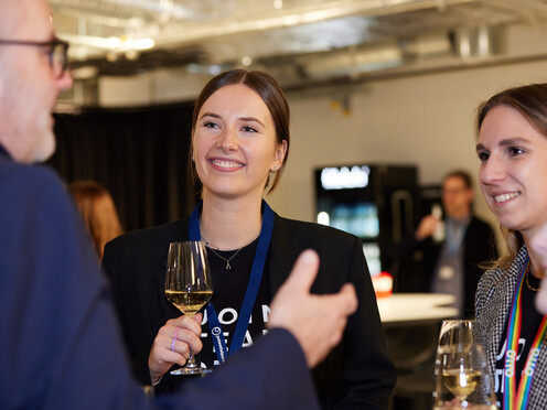 Drei Frau hören einem Mann zu