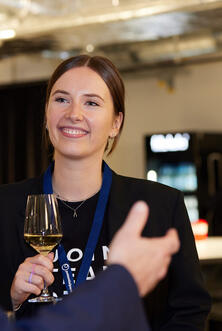 Drei Frau hören einem Mann zu Drei Frau hören einem Mann zu