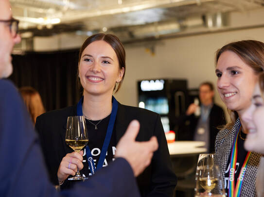 Drei Frau hören einem Mann zu