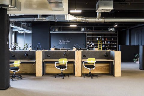 Den Großteil unserer Praktikumsplätze vergeben wir an Kinder bzw. Verwandte unserer Mitarbeitenden. Die restlichen Plätze sind heiß begehrt, daher empfehlen wir eine Bewerbung 6 Monate im Voraus. Alternativ kannst du dich bei einem Campusbesuch über die Ausbildung bei OTTO informieren.