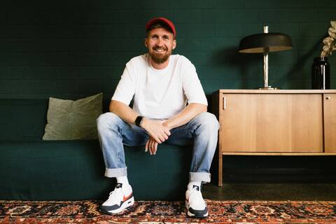 Mit dem Marktplatzgeschäft ermöglichen wir unseren Partnern den Verkauf ihrer Produkte auf otto.de, wodurch sie Zugang zu über 11 Millionen aktiven Kund*innen erhalten. Davon profitieren auch unsere Nutzer*innen: Durch die wachsende Anzahl von Verkäufern finden sie bei OTTO ein vielfältiges Sortiment vor, das wir als Händler allein in dieser Form nicht anbieten könnten.