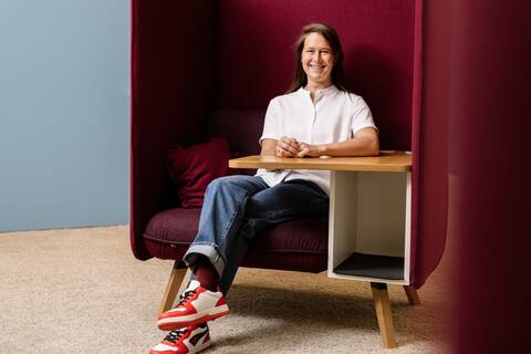 Wir entwickeln Self-contained Systems, die über unsere CD-Pipeline kontinuierlich bereitgestellt werden. Dabei kümmern wir uns um alle Aspekte unseres Produktes - fachlich, technisch und auch um den Betrieb im AWS. Wir bestimmen die Art und Weise unserer Zusammenarbeit, gemeinsam gehen wir neue Wege.