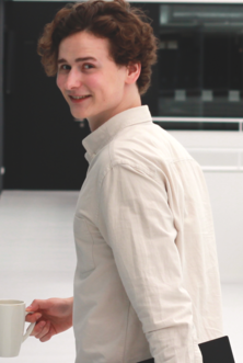 Timon mit Laptop im Büro auf dem Weg zu einem Meeting Timon mit Laptop im Büro auf dem Weg zu einem Meeting