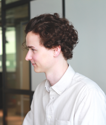 Timon sitzt vor dem Laptop Timon sitzt vor dem Laptop