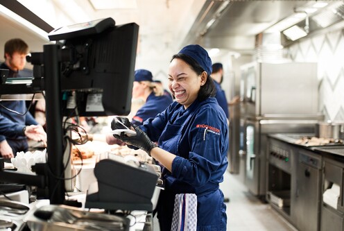 Fuanglada sorgt  für gute Laune beim Mittagessen.