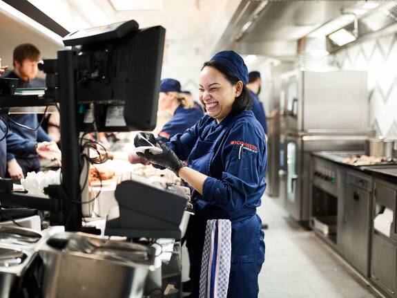 Fuanglada sorgt  für gute Laune beim Mittagessen. 