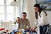 Louisa und Isabel bereiten das Frühstück zu Louisa und Isabel bereiten das Frühstück zu