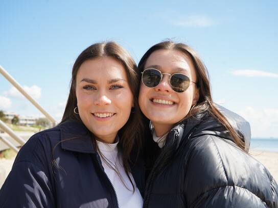 Louisa und Isabel am Strand