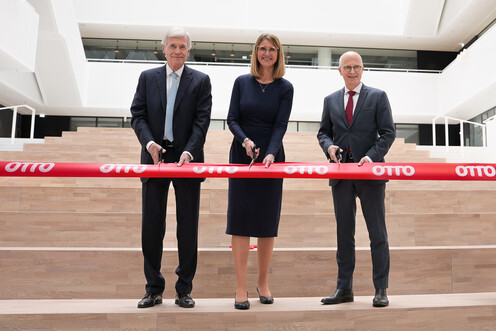 Hamburgs Erster Bürgermeister Peter Tschentscher, Dr. Michael Otto und Katy bei der Eröffnung des neuen OTTO-Headquarters.
