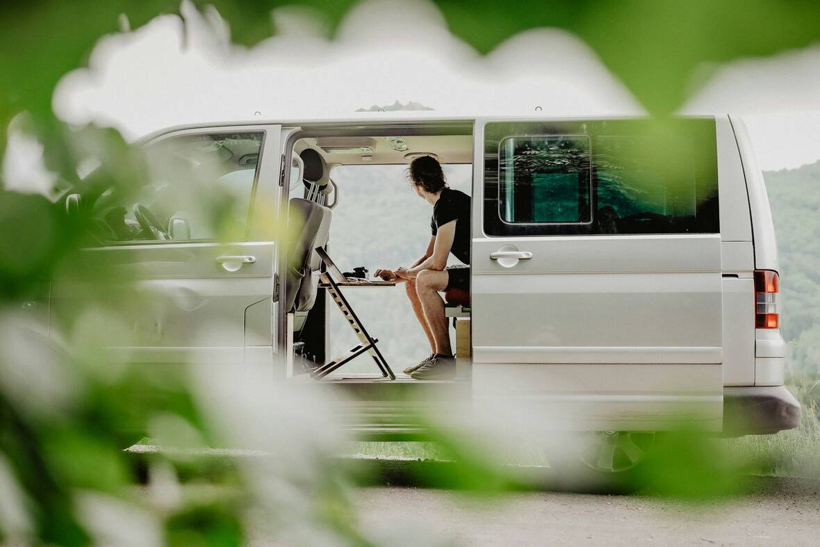 Wer mobil arbeitet, kann das bei uns auch aus dem europäischen Ausland tun und das Arbeiten so zum Beispiel mit Urlaubsreisen verbinden. Es können bis zu 30 Arbeitstage pro Kalenderjahr und maximal 10 Arbeitstage pro Land mobil gearbeitet werden.