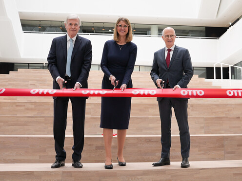 Hamburgs Erster Bürgermeister Peter Tschentscher, Dr. Michael Otto und Katy bei der Eröffnung des neuen OTTO-Headquarters.