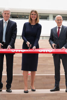 Hamburgs Erster Bürgermeister Peter Tschentscher, Dr. Michael Otto und Katy bei der Eröffnung des neuen OTTO-Headquarters. Hamburgs Erster Bürgermeister Peter Tschentscher, Dr. Michael Otto und Katy bei der Eröffnung des neuen OTTO-Headquarters.