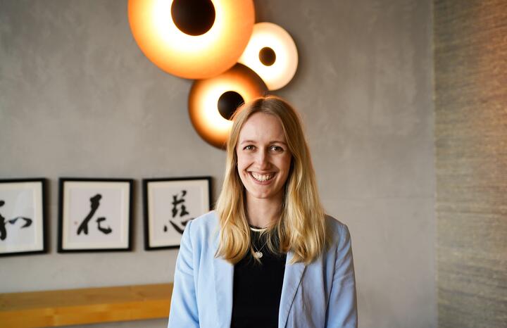 Unsere Kollegin lächelt herzlich in die Kamera