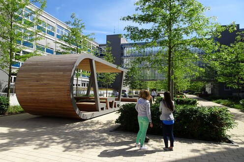 Der OTTO Boulevard ist mit vielen Grünflächen und Sitzgelegenheiten ausgestattet