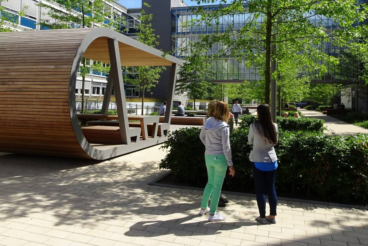 Im Mittelpunkt der internen Initiative stehen die psychische, physische und soziale Gesundheit. Gerade in Zeiten tiefgreifender Veränderungen ist eine vitale Organisation entscheidend - für OTTO, aber auch für jeden Einzelnen. Entsprechend informiert die Kampagne, fördert den Dialog und leitet konkrete Maßnahmen ab.