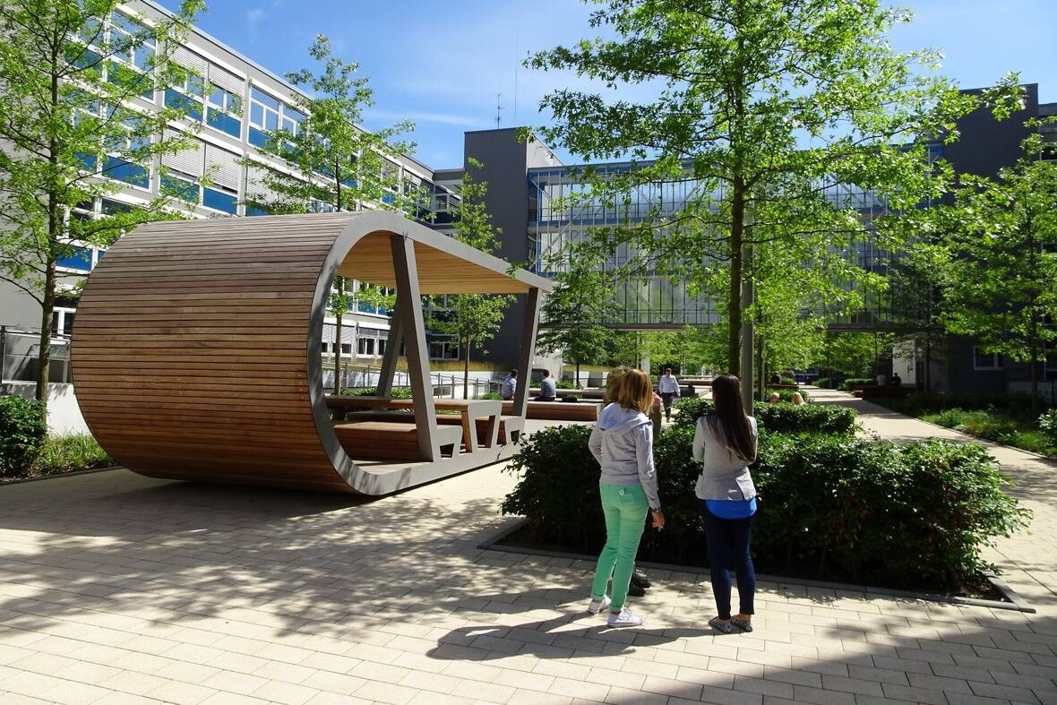 Deinen Karrierepfad gestaltest du eng mit deiner Führungskraft und erhältst mindestens einmal im Jahr ein ausführliches Feedback. Je nachdem, wie du dich persönlich entwickelst, schlägst du nach etwa zwei Jahren den nächsten Entwicklungsschritt ein. In regelmäßigen Dailys, Weeklys, Walk n‘ Talks oder einem anderen Format, das zu euch passt, tauscht ihr euch kurzfristig aus.