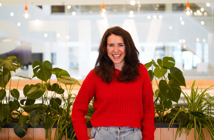 Unsere Kollegin lächelt herzhaft in die Kamera