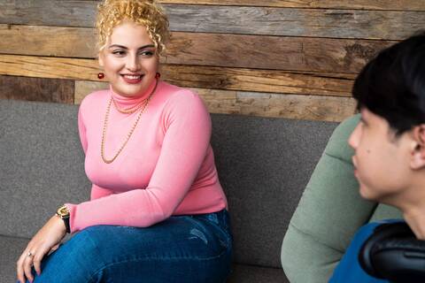 Für Schulen mit MINT-Profil bieten wir ab Jahrgang 10 Unternehmensbesuche an. Unsere Azubi-Jobbotschafter*innen zeigen euch unseren Campus und beantworten alle Fragen rund um die Ausbildung/das duale Studium. Bei Interesse kann deine Lehrkraft gerne eine Mail an berufsorientierung@otto.de schicken, um einen Termin für dich und deine Klasse zu vereinbaren.