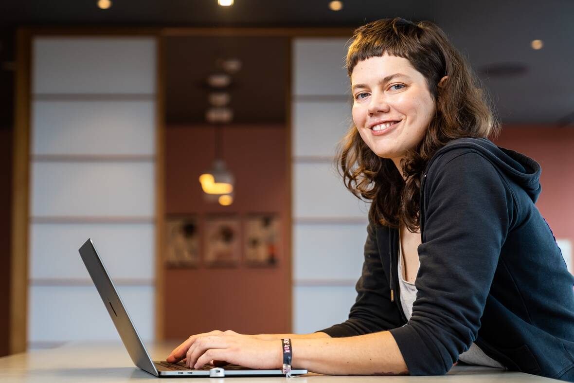 We live hybrid collaboration. We work from home, from the OTTO Campus and from anywhere in Germany where we find ideal conditions for our work. And those who work on a mobile can also do so from other European countries and thus combine work with vacation trips. You can work on mobile for up to 30 working days per calendar year and a maximum of 10 working days per country.