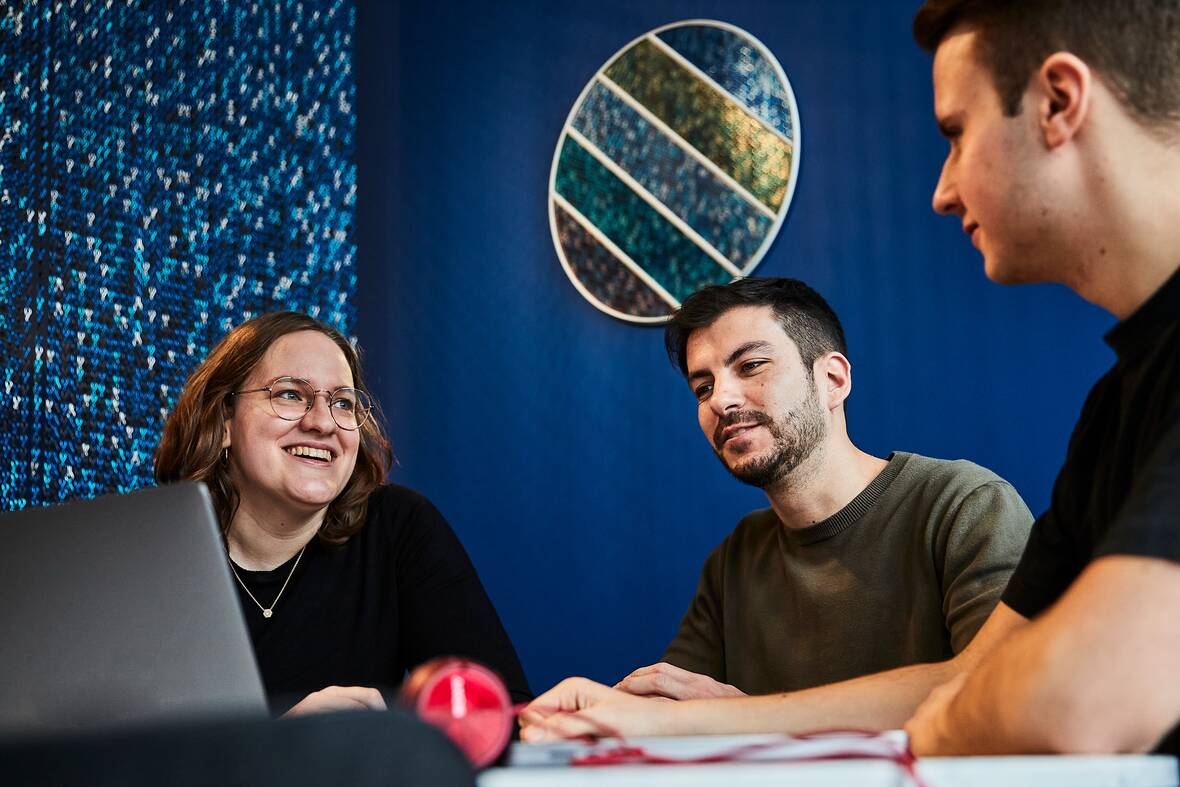 Bootcamp bedeutet für unsere Azubis aus den IT-Berufen drei Wochen Projekte, Workshops und Vorträge, in denen sie tiefer in alle Themen rund um IT & E-Commerce einsteigen und eigene Projekte leiten. So werden sie fit gemacht für den ersten Einsatz in der Fachabteilung und starten optimal in die Schul- bzw. Hochschulblöcke.


