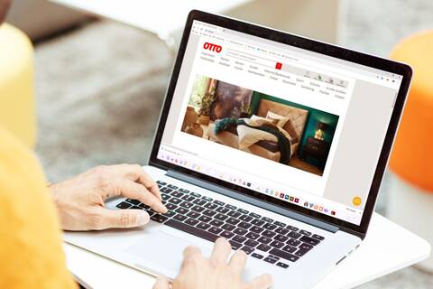 Das Handelsgeschäft bleibt auch im hybriden Plattformmodell ein wesentlicher Erlösstrom für uns. Mit dem Zukauf von Produkten und unsere Eigenmarken stellen wir ein hohes Basisangebot sicher und schließen gezielt Sortimentslücken. Für zufriedene Kund*innen setzen wir außerdem auf sortimentsnahe Zusatzleistungen. Dazu zählen bspw. Aufbau- und Anschlussservices, ebenso wie kurze Lieferzeiten.