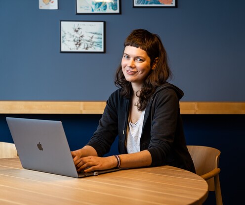 Unsere Kollegin Constanze bei der Arbeit als Softwareentwicklerin