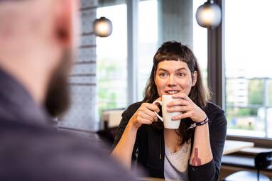 Verbunden und geleitet werden wir durch unsere Werte. Anstand gegenüber Menschen, Gesellschaft und Umwelt steht bei unserer Arbeit im Mittelpunkt. Unsere Zusammenarbeit basiert auf Vertrauen und Transparenz und wir gehen wertschätzend miteinander um.