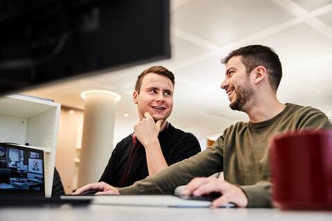 „We build it, we run it“ – von der Discovery bis zum Live-Monitoring begleiten wir den Produktentwicklungsprozess. Ohne auf starre Frameworks wie Kanban oder Scrum zurückgreifen zu müssen, passen wir unsere Prozesse kontinuierlich an. Wir nutzen heterogene Technologien, die von Team zu Team variieren.