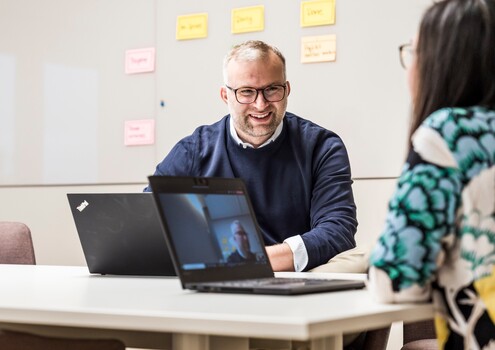 Ein Mitarbeiter im Meeting