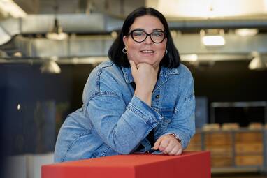 Wir arbeiten sehr autonom und tragen als Team die volle Produktverantwortung. Es gibt keine spezialisierten Operations oder Admins, nur uns Entwickler*innen, die den vollen Lebenszyklus einer Anwendung betreuen. Eindeutiger Vorteil: keine organisatorischen Hürden, vollkommen unabhängige Entscheidungsmöglichkeiten. 