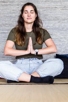 Unsere Kollegin Sophie meditiert Unsere Kollegin Sophie meditiert