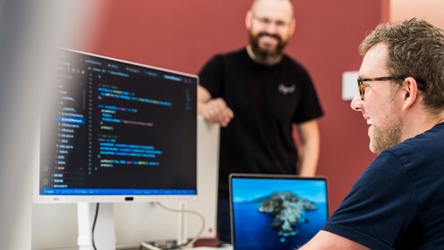 Software-Entwickler arbeiten als Team an der Weiterentwicklung unserer Plattform