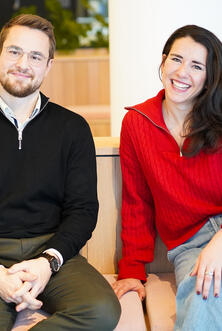 Zwei Kollegen lächeln in die Kamera Zwei Kollegen lächeln in die Kamera