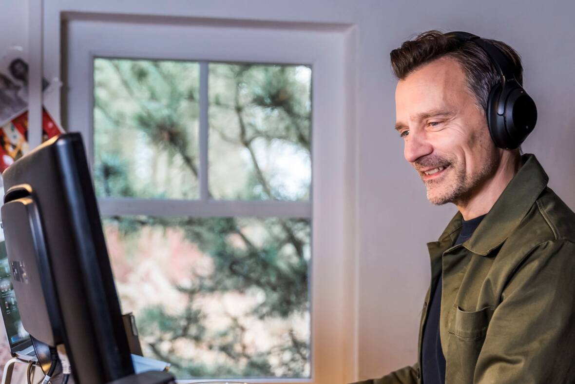 Wir gestalten die Form der Zusammenarbeit neu und setzen u.a. auf das Sharing-Prinzip. Morgens prüfst du, was für deinen Tag geplant ist und suchst dir innerhalb deiner zugewiesenen Homezone einen Arbeitsplatz. Es lässt sich sogar draußen auf dem Boulevard arbeiten. Der Kulturwandel und die Einführung von konzernweiten Kollaborationstools unterstützen das. 