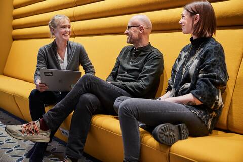 Bei uns gibt es keine spezialisierten Operations oder Admins – nur Entwickler*innen, die ohne organisatorische Hürden eigenständig Entscheidungen treffen können. Als autonome Teams experimentieren wir mit neuen Technologien und tragen dafür die volle Produktverantwortung.