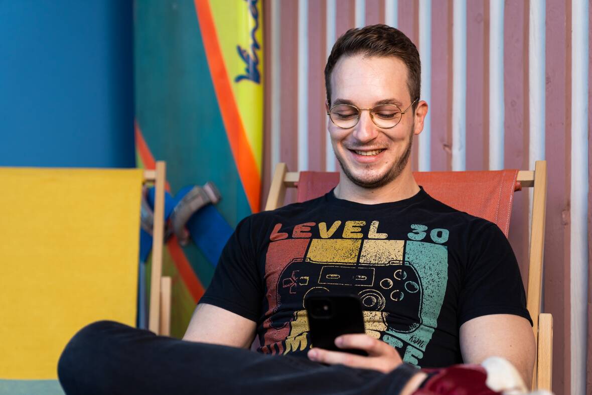 Bei OTTO stehen dir viele unterschiedliche Möglichkeiten zur Verfügung, dein Arbeits- und Privatleben in Einklang zu bringen. Um die Vereinbarkeit von Beruf und Familie zu stärken, ist OTTO dem Hamburger Väternetzwerk beigetreten. Das kostenlose Netzwerk bietet Vorträge zu Erziehungsthemen sowie eine Austauschplattform speziell für Väter an.
