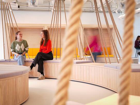 Einer der acht Social Spaces im neuen OTTO-Headquarter.