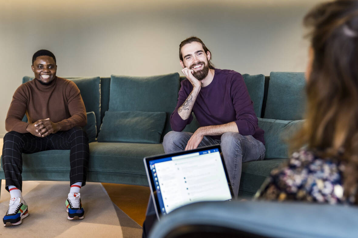 Gerade zu Beginn deiner Karriere kann es helfen, die verschiedensten Kontakte zu knüpfen. Bei OTTO gibt es viele Netzwerke, die dich in einzelnen Fachgebieten oder auch persönlich voranbringen, wie zum Beispiel Plan F, das Netzwerk für Frauen im Business oder die agile Groupies, die sich gemeinsam mit Methoden und Sessions für eine komplexe Arbeitswelt rüsten.    