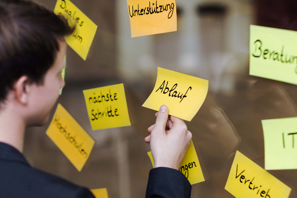 Die ersten fünf Tage tauchst du ein in unsere Welt und erlebst Kundenorientierung live. Wir machen es dir leicht, schnell in unserem OTTO-Team anzukommen. Du lernst, wie wir ticken und zusammenarbeiten. In unserer offenen Kultur mit gut ausgebautem Netzwerk fühlst du dich im Handumdrehen als eine*r von uns.