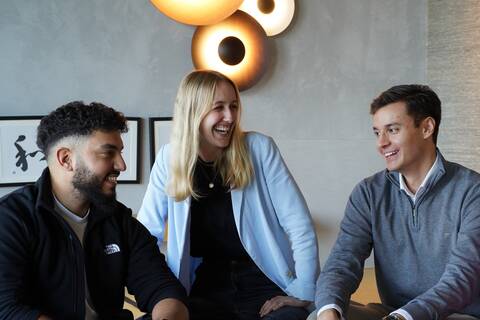 Wir bieten dir individuelle Gespräche & Beratung durch unsere Jobbotschafter*innen an. Vereinbare deinen passenden Online-Termin mit unseren Azubis und dual Studierenden aus dem Projekt AsiN "Azubis suchen ihre Nachfolger". Wir freuen uns darauf, dir all deine Fragen zu beantworten.