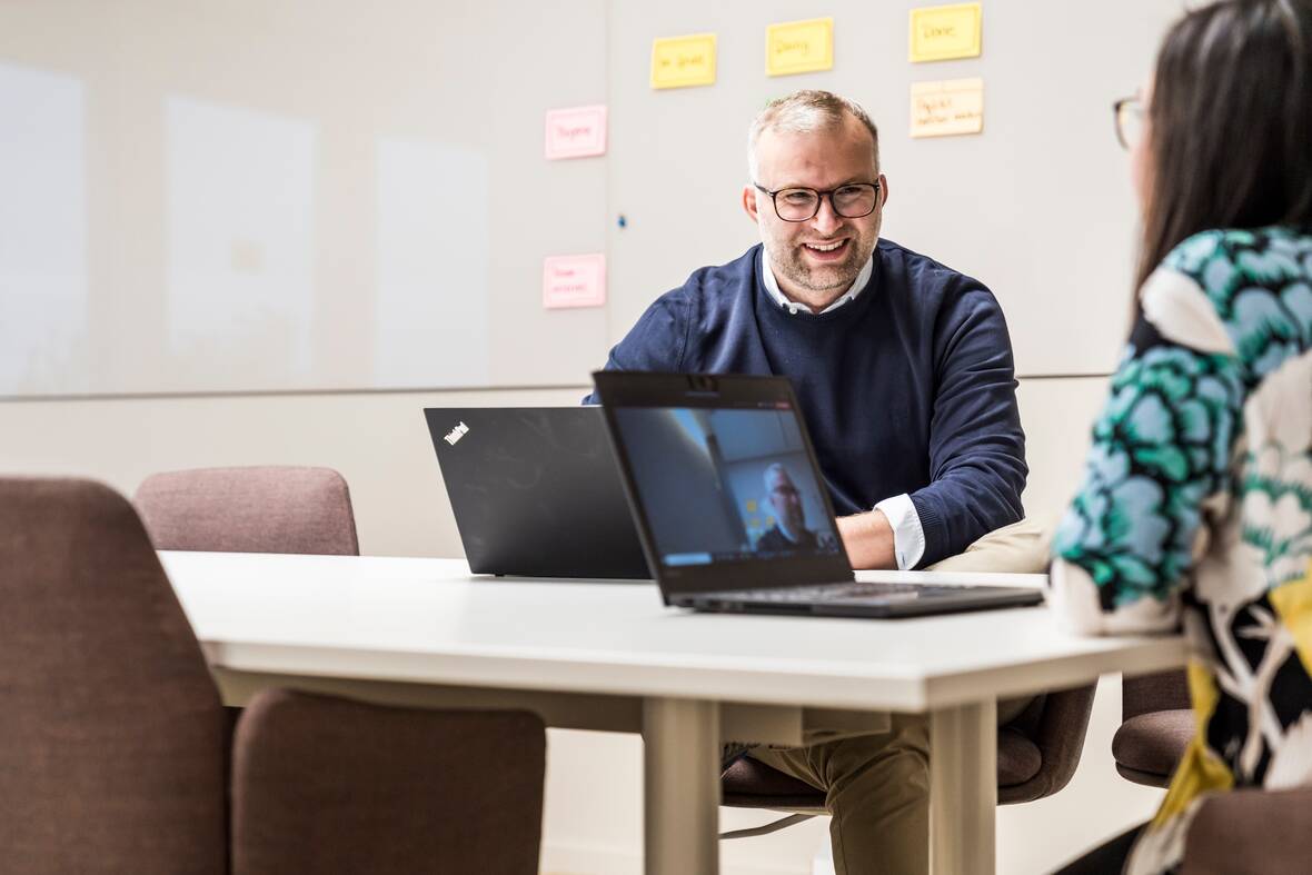 Zusammenarbeit ist für uns das Größte. Deshalb möchten wir als Unternehmen weiter das stärken, was in unserem Miteinander schon heute gut funktioniert: Offenheit, Mut und Ergebnisorientierung, Freiräume, kurze Entscheidungswege und auch mal „kontrollierte Kontrollverluste“.
